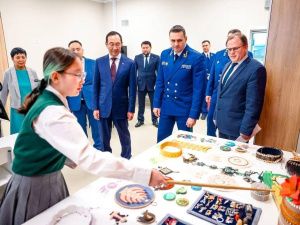 Заместитель генпрокурора РФ Дмитрий Демешин побывал в новом здании школы в селе Хатассы