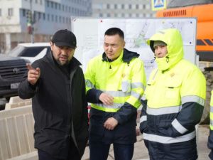Евгений Григорьев проверил ход капитального ремонта улицы Дежнева в Якутске