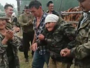 В Томпонском районе спасли заблудившуюся 80-летнюю бабушку. Она провела в лесу более суток