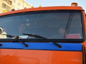 В праздник на уборку: Владимир Федоров поработал снегоуборщиком 23 февраля