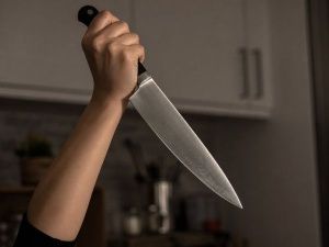 Житель Якутии сбежал из больницы, чтобы продолжить застолье с обидчиком, который на этот раз ударил его ножом в грудь