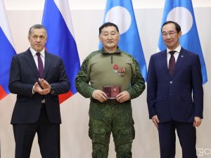 Зампред правительства России Юрий Трутнев вручил госнаграды военнослужащим и добровольцам Якутии