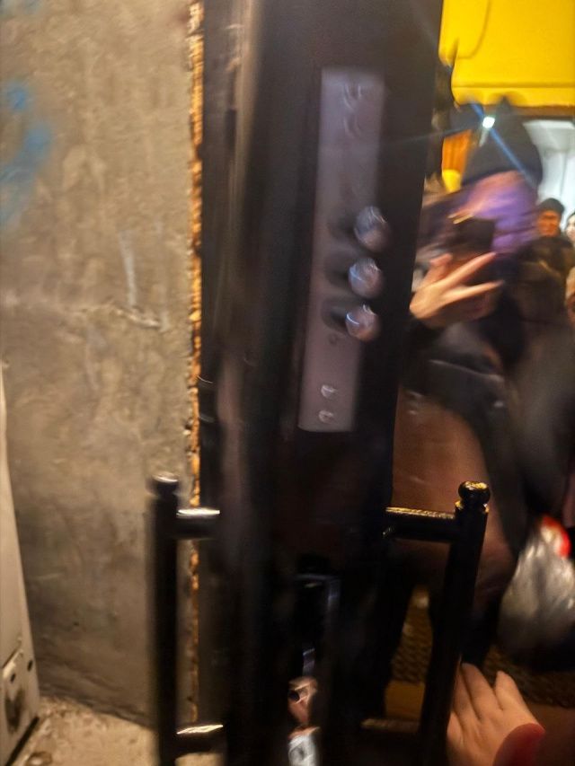 В торговом центре в Якутске оказались закрыты около двух десятков человек, в том числе и дети