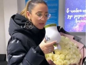 Видеофакт: в Якутске Ольгу Бузову встретили кумысом и хомусом