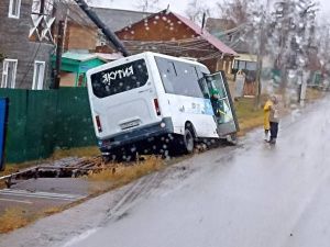 В Нюрбинском районе маршрутный автобус врезался в столб. Пострадали пассажиры
