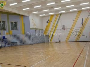 Бил учеников тетрадью и пластмассовой трубой: В Якутии по представлению прокуратуры уволили учителя физкультуры