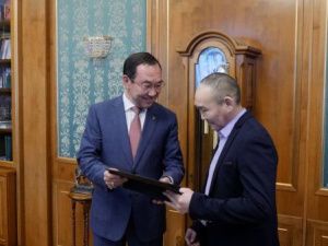 Ил Дархан подарил легендарному Туте новый якутский нож