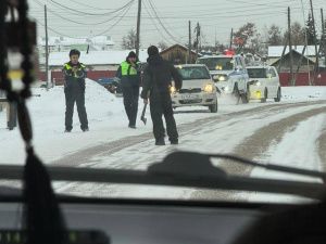 Женщина с топором заблокировала дорогу в селе в Якутии