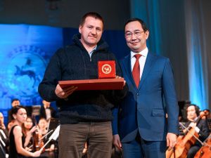 Айсен Николаев поздравил коммунальщиков Якутии с профессиональным праздником