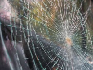 В Якутске 19-летний парень разбил стёкла машины знакомой после ссоры