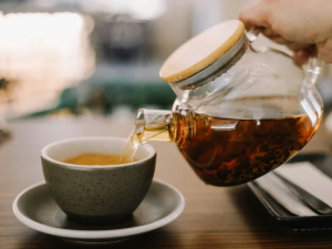 Врач рассказала о влиянии черного чая на давление