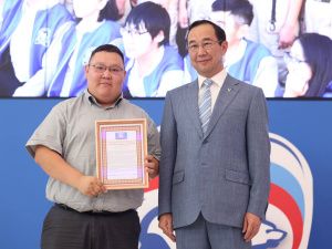 Айсен Николаев наградил волонтёров специальной военной операции