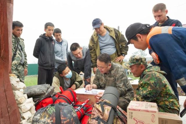 Альберт Семенов передал помощь партийцев Якутска
