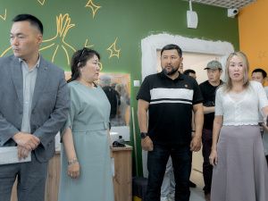 Евгений Григорьев осмотрел Саха-корейскую школу и школу № 16 после капитального ремонта