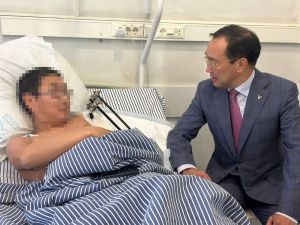 Айсен Николаев навестил якутских бойцов в главном военном госпитале