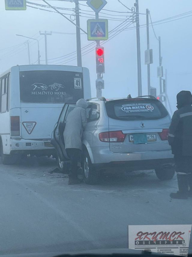 Из-за тумана? Иномарка врезалась в автобус №41