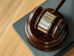 Работник получил перелом позвонка, поскользнувшись при спуске в морозильный склад: Суд взыскал с кооператива 400 тысяч рублей компенсации