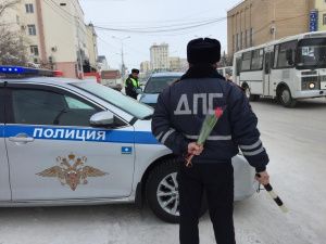 Сотрудники ГИБДД Якутии поздравили женщин за рулем