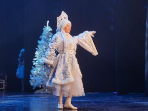 Евгений Григорьев вручил стипендии 100 лучшим школьникам на Елке главы Якутска