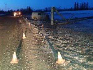 В Намском улусе водитель наехал на столб и вылетел через лобовое стекло автомобиля