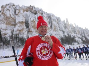Зрелищной ничьей завершился матч звёзд мирового хоккея с якутской командой у Ленских столбов