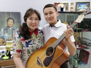 Депутат Ил Тумэна подарила Сиэйэ Уола гитару