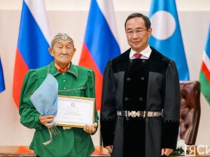 Айсен Николаев вручил стипендии олонхосутам, запевалам осуохая, кузнецам и народным мастерам Якутии