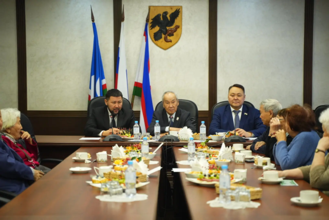 Евгений Григорьев провёл предновогоднюю встречу с Высшим Советом старейшин Якутска