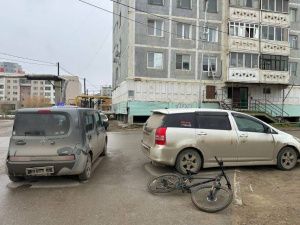 Автомобиль наехал на велосипедиста в Якутске