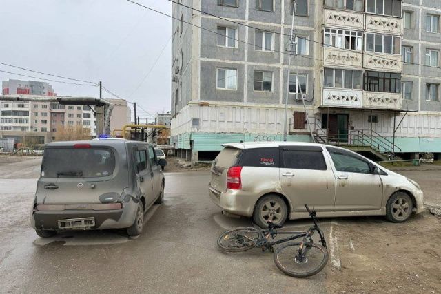 Автомобиль наехал на велосипедиста в Якутске