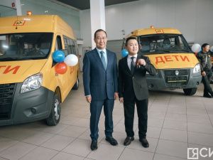 Двадцать новых автобусов передали школам и колледжам в Якутии