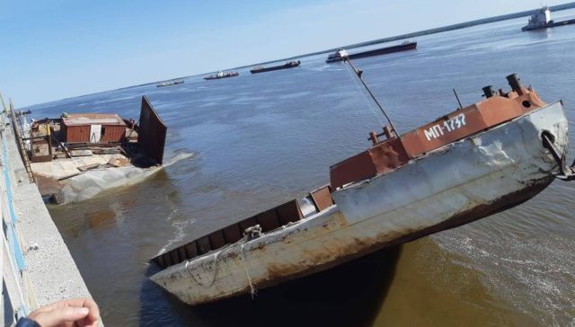 В Мохсоголлохе при погрузке щебня затонула баржа
