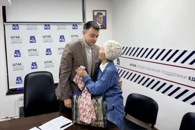 ЕР просит не политизировать экономику, но бабушку на фоне партийного баннера — можно