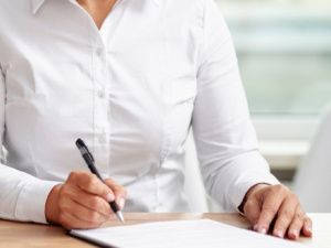 Бывший инспектор миграционной службы в Якутске предстала перед судом за взятки и фиктивную постановку на учет 230 мигрантов