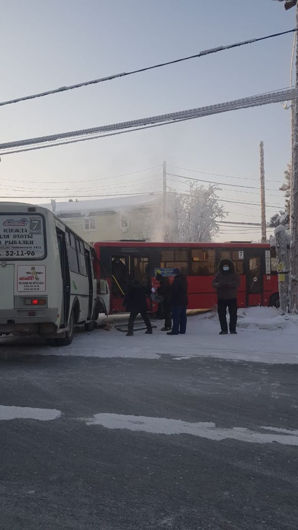 В Якутске столкнулись два пассажирских автобуса