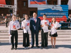 В Якутске торжественно отметили День Государственного флага Российской Федерации