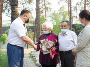 Председатель Гордумы поздравил супругов Винокуровых с Днем семьи, любви и верности