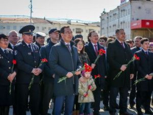 В День Республики Айсен Николаев возложил цветы к памятнику П.А. Ойунского