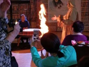 Образ девушки отразился в пламени во время церемонии обряда Алгыс