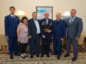 Айсен Николаев наградил жителя Коми, спасшего самолет из Якутии на заброшенном аэродроме