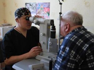 В городе Докучаевск ДНР приступила к работе бригада якутских офтальмологов