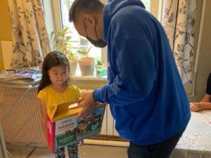 Альберт Семенов вручил детям из малоимущих семей наборы первоклассников