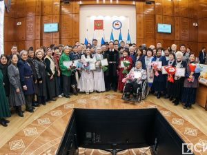 Айсен Николаев вручил стипендии олонхосутам, запевалам осуохая, кузнецам и народным мастерам Якутии
