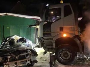 В Якутске пьяный водитель устроил ДТП с двумя грузовиками — его пассажир погиб