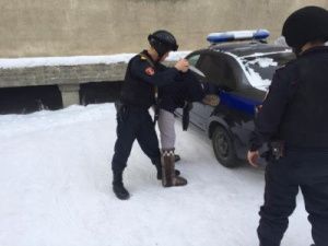 В Якутске пассажир, угрожая ножом, ограбил таксиста