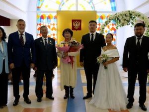 В Якутске чествовали «золотых» юбиляров супружеской жизни и молодоженов