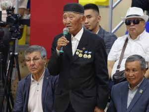 Глава Якутии вручил спортивным федерациям республики по 1 млн рублей