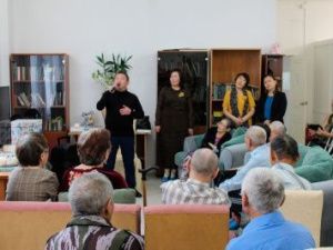 Постояльцев пансионата «Счастье» поздравили сотрудники колонии