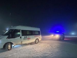 В Якутии инспекторы ДПС помогли туристам из Китая с заглохшим от холода автомобилем