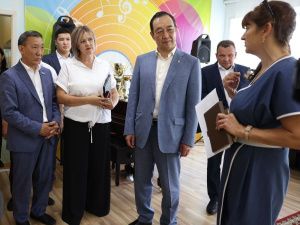 Глава Якутии посетил Детскую школу искусств в Жатае